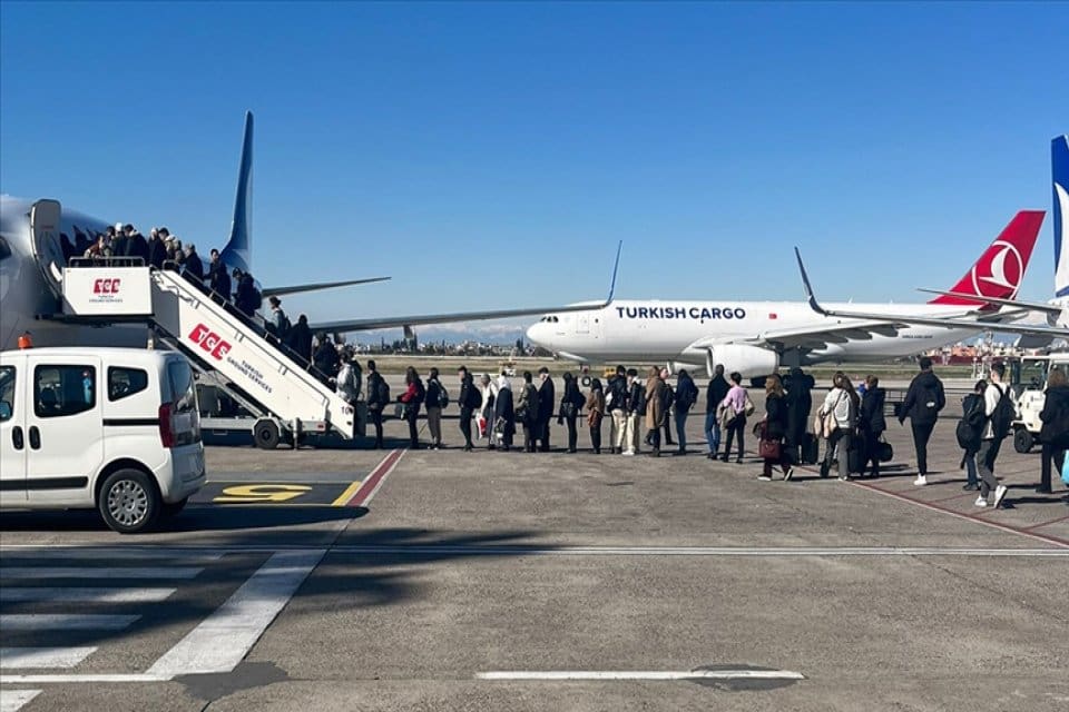 T&uuml;rk Hava Yolları (THY) deprem b&ouml;lgesinden bug&uuml;n yapacağı u&ccedil;uşlarla 26