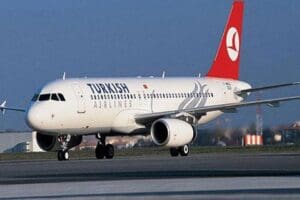 İstanbul'da etkili olan şiddetli r&uuml;zgar hava ulaşımını olumsuz etkilemeye devam