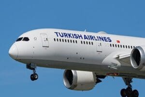 İstanbul-Yekaterinburg seferi yapan THY u&ccedil;ağı, basın&ccedil; sens&ouml;r&uuml;n&uuml;n alarm vermesi nedeniyle