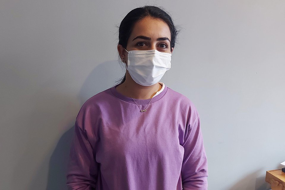 İzmir'de özel bir hastanede tıbbi sekreter olarak çalışan Cansu Demircan