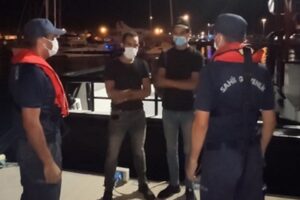 İzmir’in Çeşme ilçesi açıklarında Sahil Güvenlik Komutanlığı ekipleri tarafından kontrol