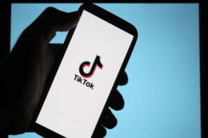 Erzurum&rsquo;da mesire alanında &ccedil;ıkan yangın itfaiye ve polis ekiplerinin &ccedil;alışmaları