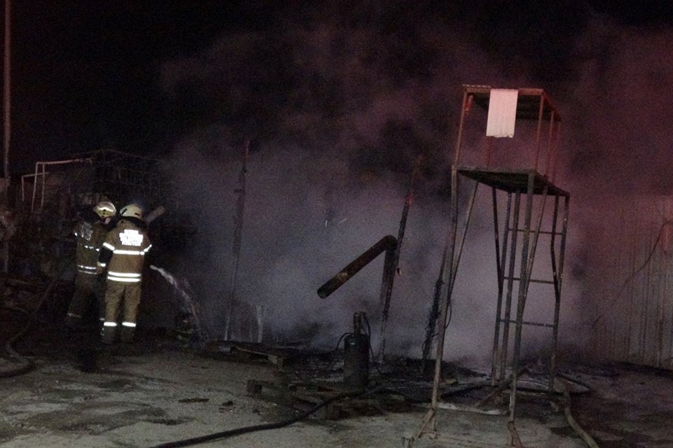 İzmir'in Bornova ilçesinde, TIR bakım istasyonunda çıkan yangın endişe yarattı.