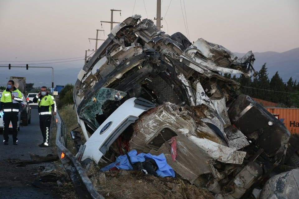 İzmir'in Kemalpaşa il&ccedil;esinde, kontrolden &ccedil;ıkan TIR'ın &ouml;nce bariyerlere, ardından elektrik