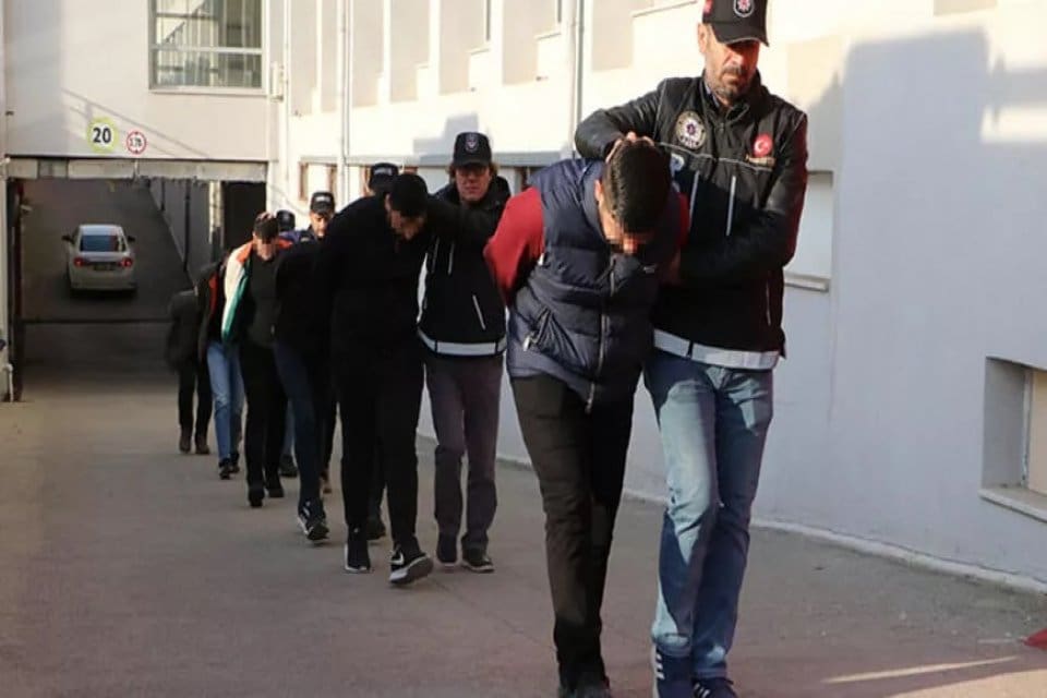 Adana&nbsp;polisi, uyuşturucu&nbsp;sevkiyatı yapıldığı belirlenen TIR&rsquo;da, straforlar arasına gizlenen 87 kilo