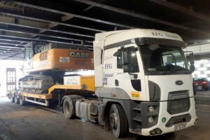 İzmir'in Konak ilçesinde, TIR'ın dorsesinde yüklü iş makinesi, alt geçidin