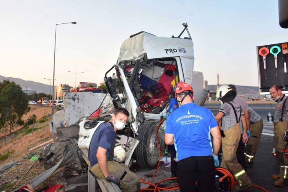 İzmir'in Bornova ilçesinde, emniyet şeridinden duran mermer yüklü TIR, arkadan