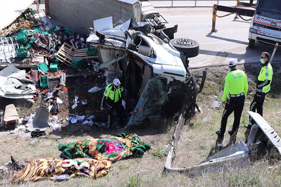 K&uuml;tahya'da iki TIR'ın &ccedil;arpışması sonucu 2 kişi hayatını kaybetti. Kaza