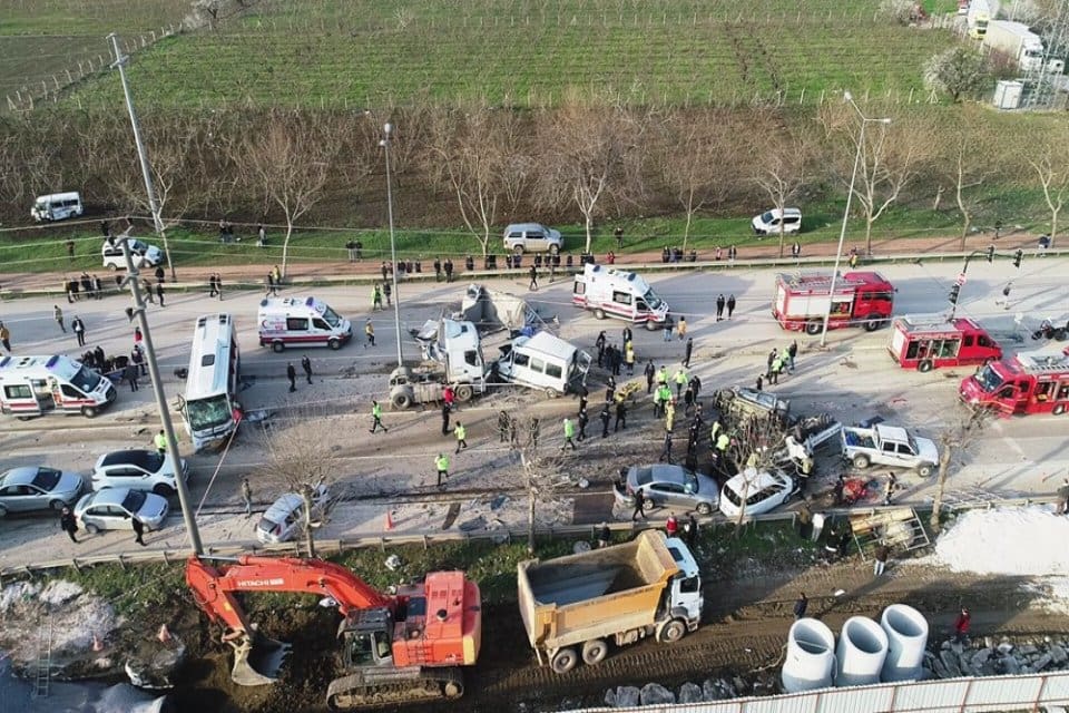 Bursa'da 4 kişinin &ouml;ld&uuml;ğ&uuml;, 8'i ağır, 20 kişinin yaralandığı kazanın