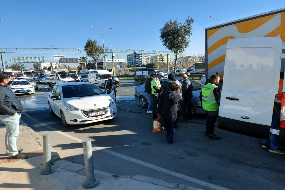 İzmir'in Gaziemir il&ccedil;esinde, bir TIR'ın altında kalan kadın s&uuml;r&uuml;c&uuml; Sinem