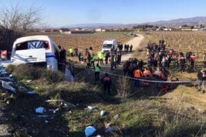 Manisa'nın Alaşehir il&ccedil;esinde, TIR'ın &ccedil;arpması sonucu kontrolden &ccedil;ıkıp&nbsp;şarampole d&uuml;şen&nbsp;servis midib&uuml;s&uuml;ndeki
