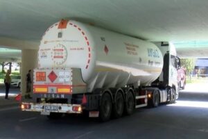 Bakırk&ouml;y'de dorsesinde gaz y&uuml;kl&uuml; TIR, sıkıştığı k&ouml;pr&uuml;n&uuml;n altından itfaiyenin 1,5