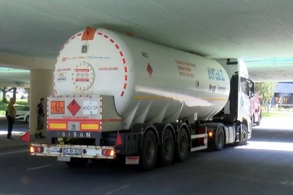 Bakırk&ouml;y'de dorsesinde gaz y&uuml;kl&uuml; TIR, sıkıştığı k&ouml;pr&uuml;n&uuml;n altından itfaiyenin 1,5