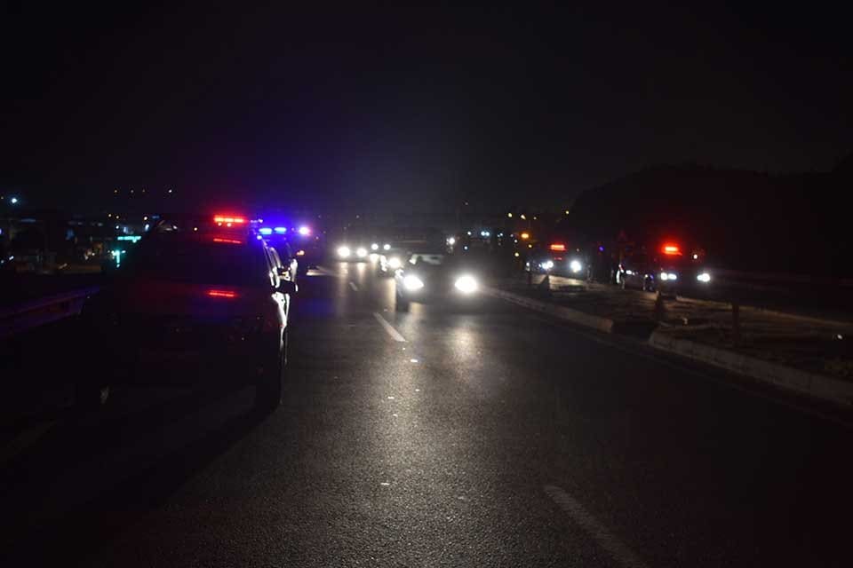 İzmir&rsquo;in Bornova il&ccedil;esinde TIR'ın &ccedil;arpması sonucu devrilen motosikletin s&uuml;r&uuml;c&uuml;s&uuml; yola