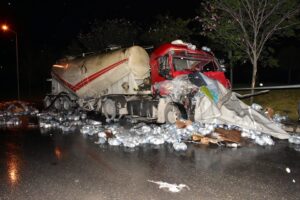 İzmir'in Bornova il&ccedil;esinde, seyir halindeki bir TIR, kayganlaşan zeminde s&uuml;r&uuml;c&uuml;s&uuml;n&uuml;n