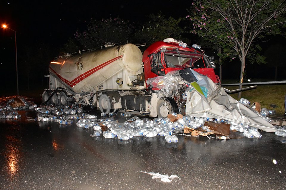 İzmir'in Bornova il&ccedil;esinde, seyir halindeki bir TIR, kayganlaşan zeminde s&uuml;r&uuml;c&uuml;s&uuml;n&uuml;n