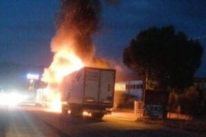Manisa'nın Alaşehir il&ccedil;esinde seyir halindeki TIR motor kısmından alev alırken,