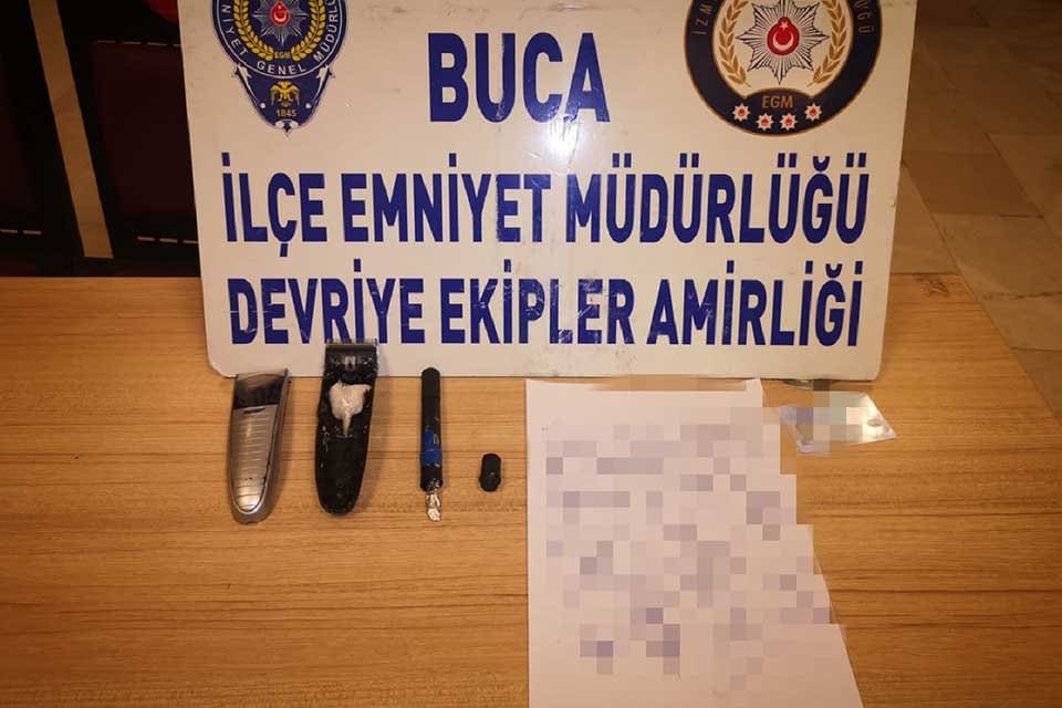 İzmir'in Buca il&ccedil;esinde, polisin ş&uuml;phe &uuml;zerine durdurduğu bir kişinin &uuml;zerindeki
