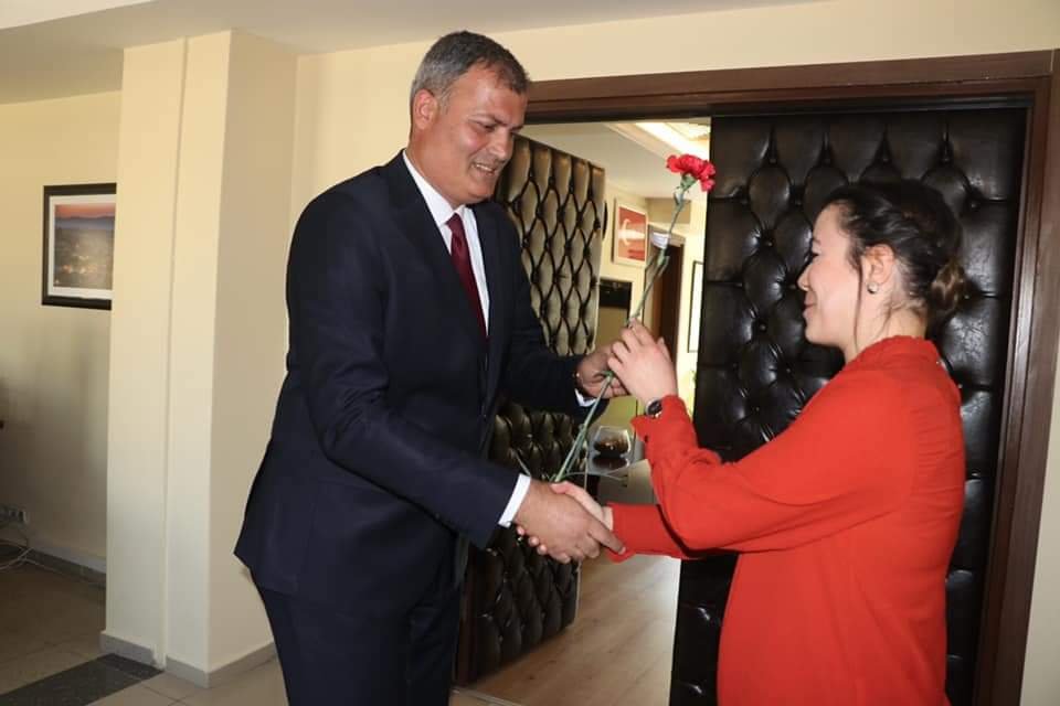 Kadın &ccedil;alışanlar i&ccedil;in yıllık izinleri harici ayda bir g&uuml;n ilave