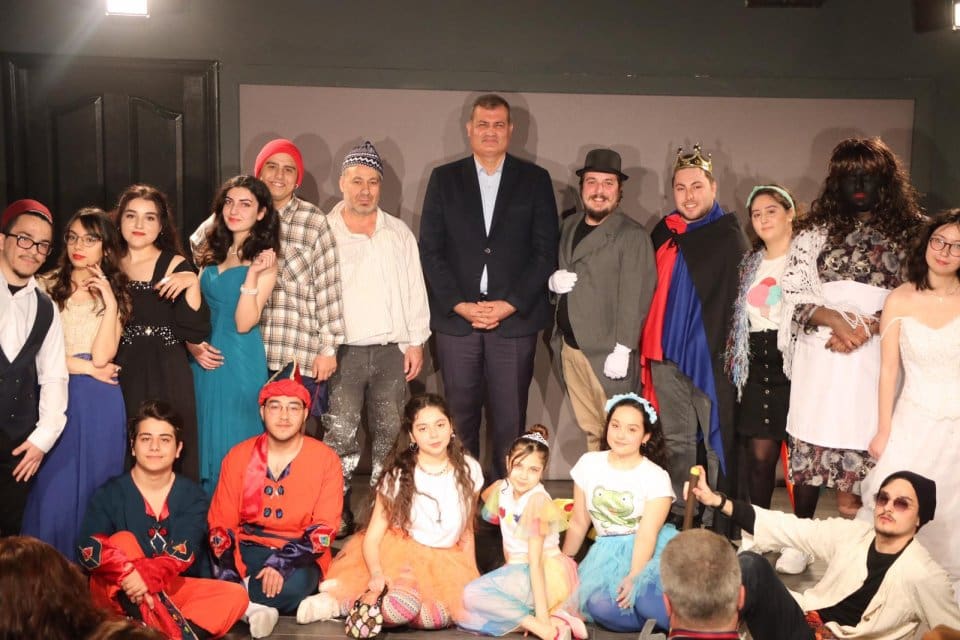 Tire Belediye Oda Tiyatrosu "D&uuml;nya Tiyatro G&uuml;n&uuml;'de, d&uuml;zenlenen mini t&ouml;renle