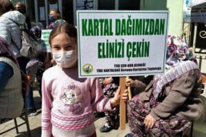 İzmir'in Tire'deki kızıl&ccedil;am ormanlarıyla kaplı Kartal Dağı'na yıllık 500 bin