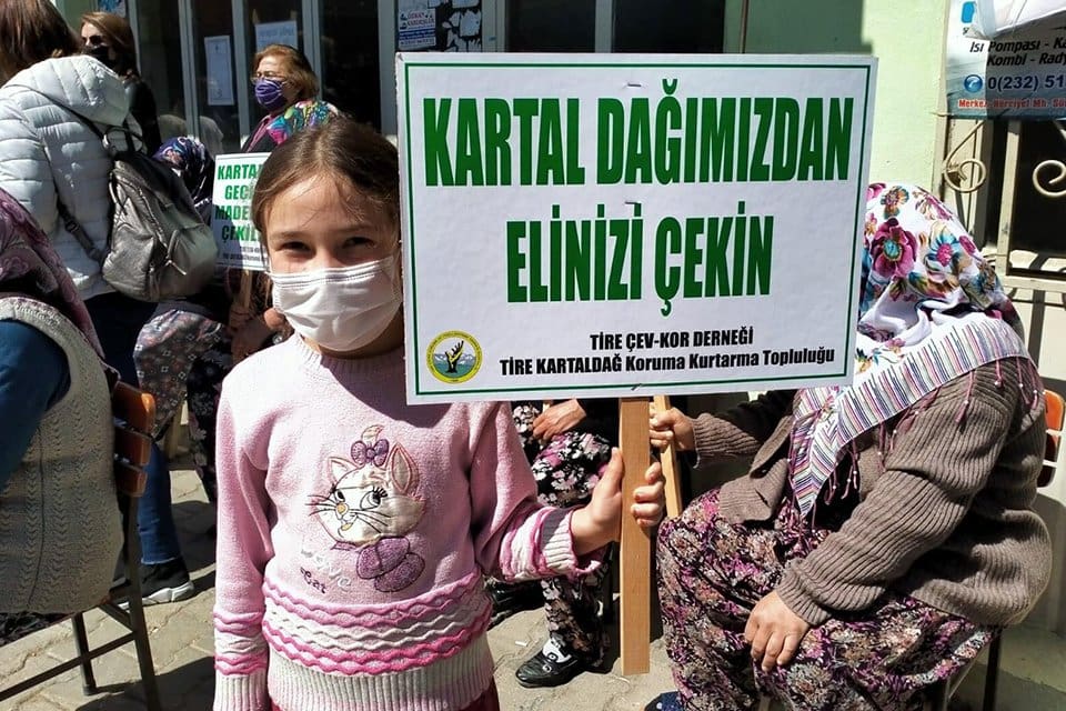 İzmir'in Tire'deki kızıl&ccedil;am ormanlarıyla kaplı Kartal Dağı'na yıllık 500 bin