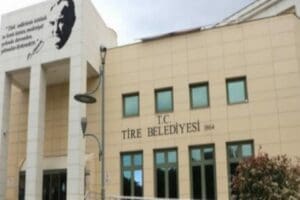 Tire Belediyesi meclis oturumunda 2020 faaliyet raporu onaylanırken, katip &uuml;yeler