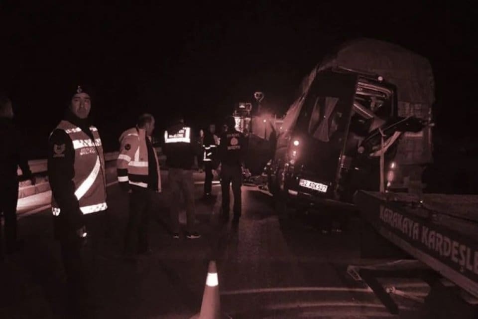 Amasya'nın Merzifon il&ccedil;esinde turne d&ouml;n&uuml;ş&uuml; tiyatro oyuncuları Tolga G&uuml;lery&uuml;z (33),
