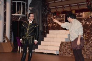 İzmir'de 16 yıldır sahne alan tiyatro grubu, pandemi sürecinde kameraya