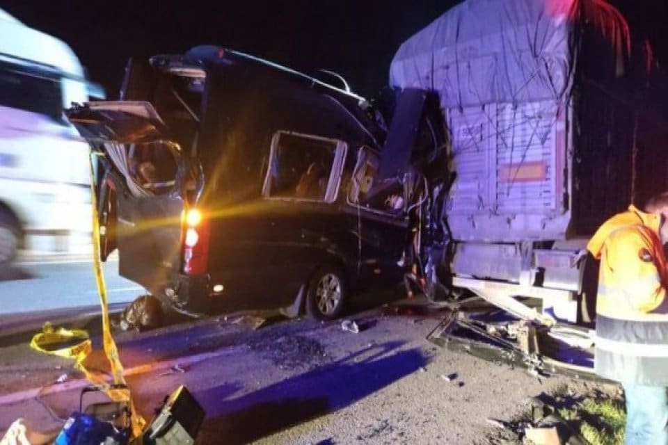 Amasya Merzifon'da tiyatro oyuncularını taşıyan minib&uuml;s, aynı y&ouml;nde seyreden kamyona