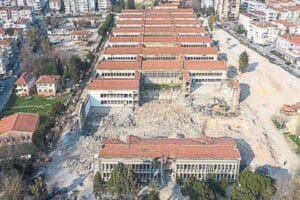 Yıkılan ve yerine yeni imar planı değişikliği yapılarak askıya &ccedil;ıkan