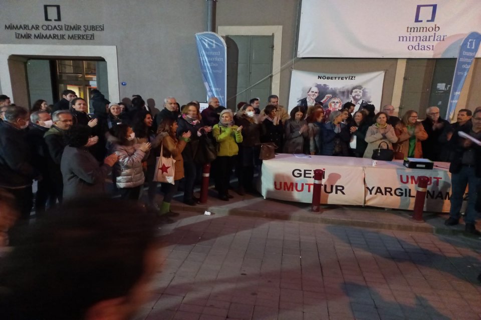 TMMOB İzmir İl Koordinasyon Kurulu bileşenleri bugün İzmir Mimarlık Merkezi'nde