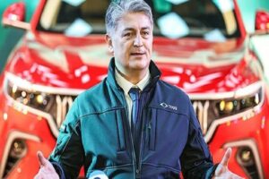 Togg'un Gemlik'teki &uuml;retim kamp&uuml;s&uuml;n&uuml;n a&ccedil;ılış t&ouml;reni &ouml;ncesinde CEO G&uuml;rcan Karakaş,