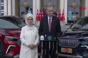T&uuml;rkiye'nin ilk yerli otomobili Togg, Cumhurbaşkanı Recep Tayyip Erdoğan'a teslim