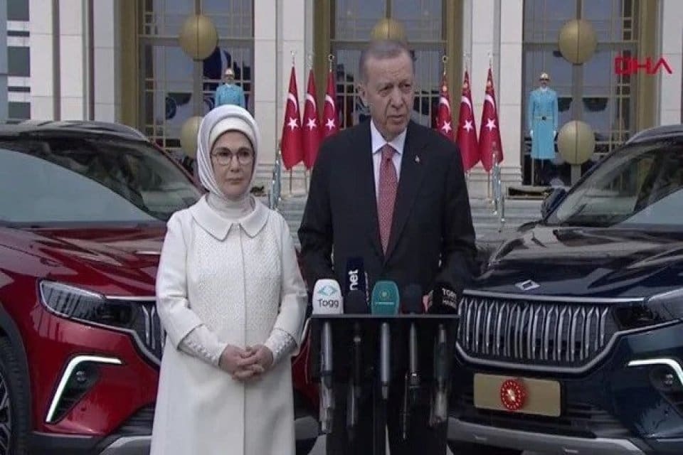 T&uuml;rkiye'nin ilk yerli otomobili Togg, Cumhurbaşkanı Recep Tayyip Erdoğan'a teslim