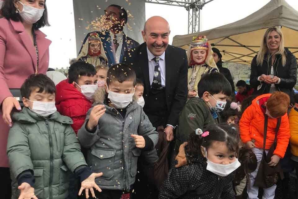 Bornova Aşık Veysel Rekreasyon Alanı&rsquo;nda d&uuml;zenlenen Geleneksel TohumTakas Şenliği&rsquo;nde konuşan