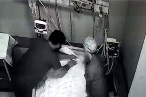 Tokat'ta &ouml;zel hastanede beyin kanaması nedeniyle tedavi g&ouml;ren Metin Ak&ccedil;a'ya