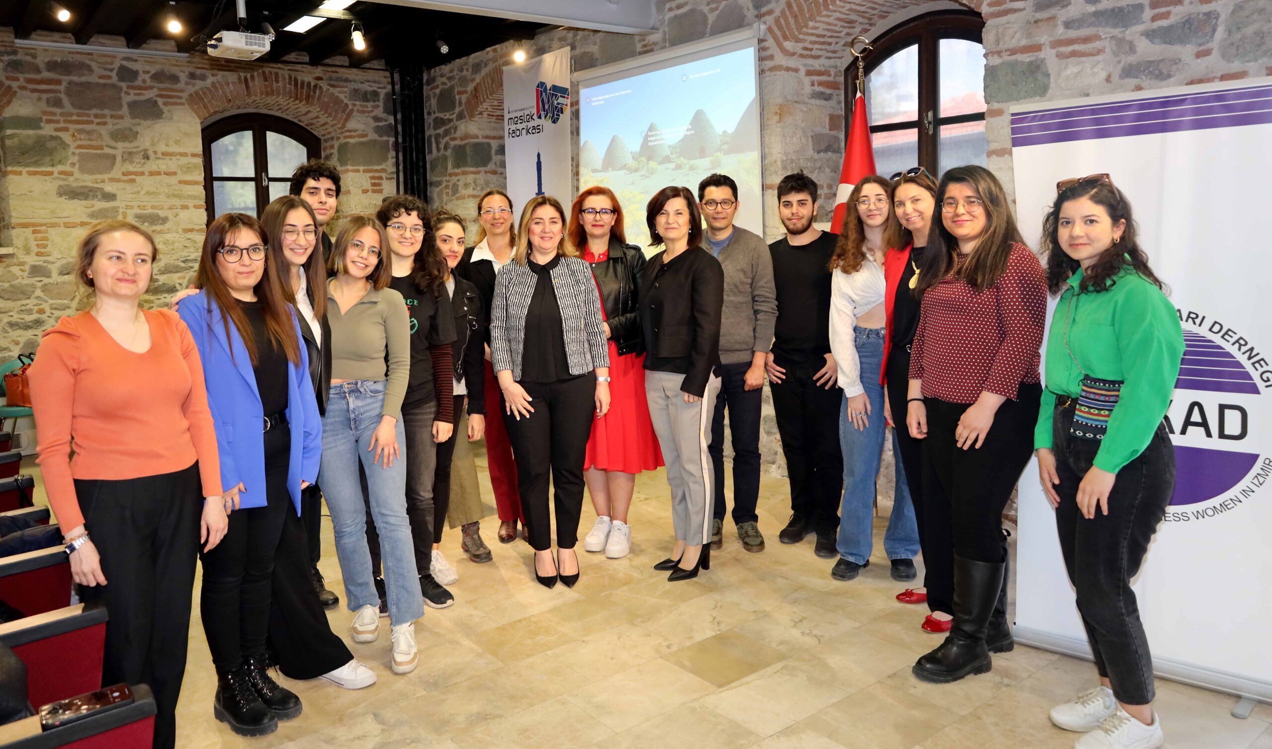 Eğitim kampı açılışında konuşan İZİKAD Yönetim Kurulu Başkanı Betül Sezgin,