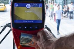 Toplu ulaşımda yaşlıların T&uuml;rkiye'nin her yerinde kullanabileceği T&uuml;rkiye Kart &ccedil;alışmasında