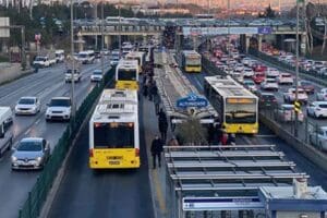 İstanbul&rsquo;da toplu taşıma &uuml;cretlerine y&uuml;zde 29.10 zam geldi. Servis &uuml;cretlerine