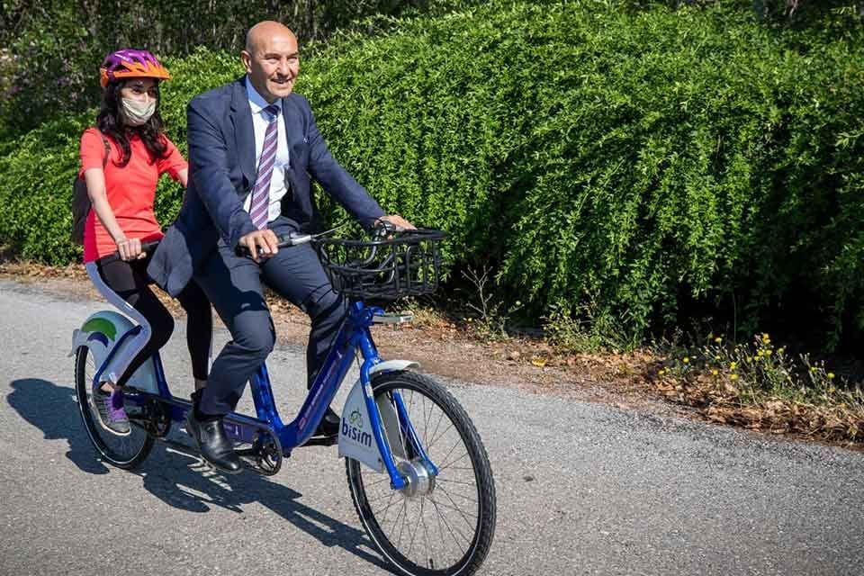 Akaryakıt zamları nedeniyle İzmirli yurttaşlar, motorlu taşıt yerine bisikleti tercih
