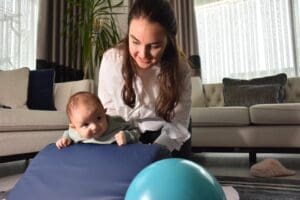 İzmir'de d&uuml;nyaya gelen Pera Başkes'e doğduktan 9 g&uuml;n sonra Spinal
