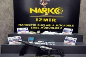 İZMİR'de Karabağlar il&ccedil;esinde, 'torbacı' olarak tabir edilen sokak satıcılarına y&ouml;nelik