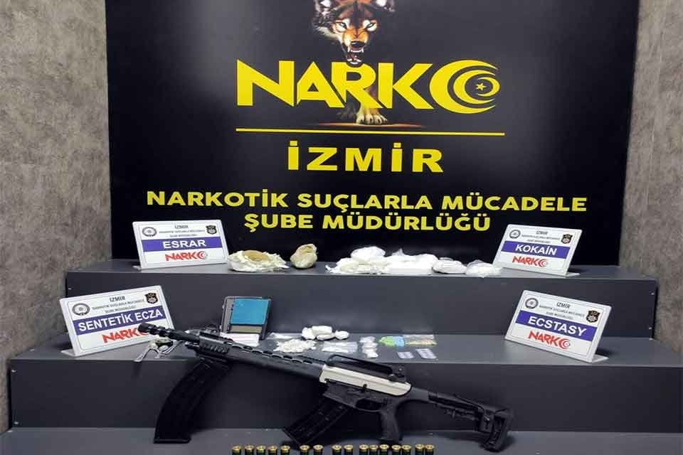 İZMİR'de Karabağlar il&ccedil;esinde, 'torbacı' olarak tabir edilen sokak satıcılarına y&ouml;nelik