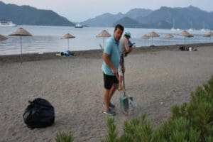 Marmaris il&ccedil;esinde, gece halk plajında g&ouml;n&uuml;llerince eğlenen tatilcilerden kimisi otel