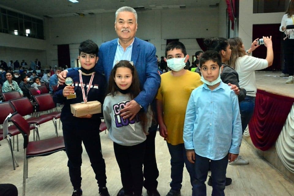 İzmir'in Torbalı il&ccedil;esinde, 9'uncusu bu yıl d&uuml;zenlenen satran&ccedil; turnuvası, iki