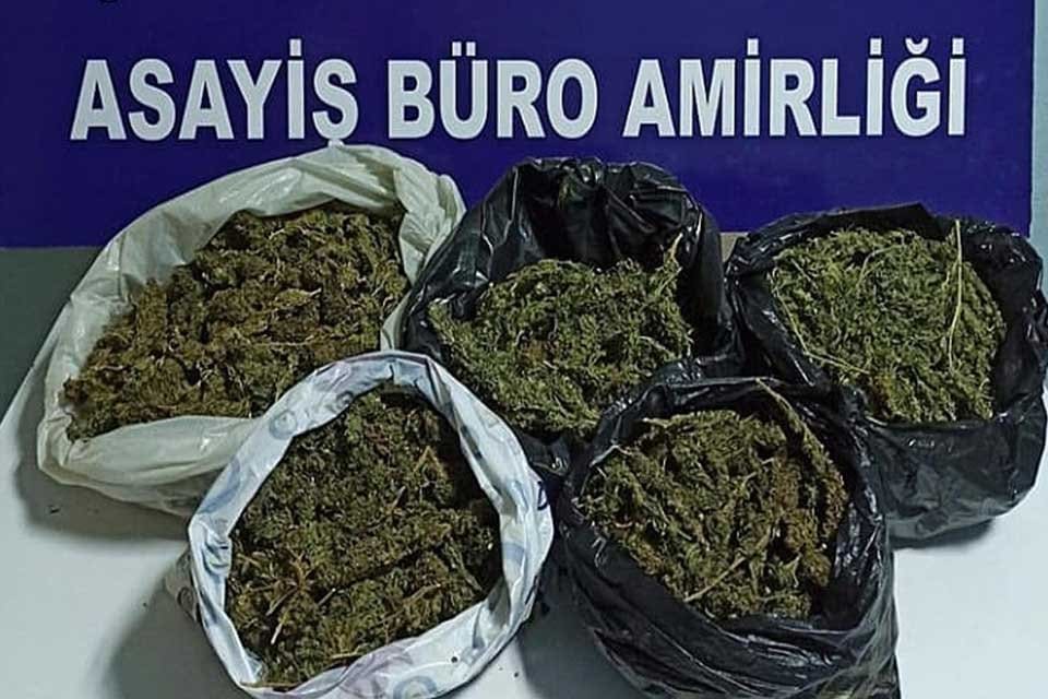 İZMİR'in Torbalı il&ccedil;esinde polisin iş yerlerine d&uuml;zenlediği operasyonda 2 kilo