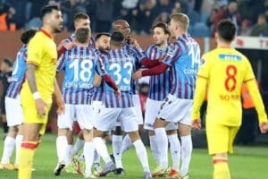 G&ouml;z&uuml;n&uuml; rekor puanla şampiyonluğa diken Trabzonspor G&ouml;ztepe engelini de seyircisi