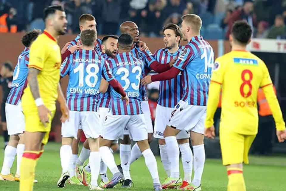 G&ouml;z&uuml;n&uuml; rekor puanla şampiyonluğa diken Trabzonspor G&ouml;ztepe engelini de seyircisi