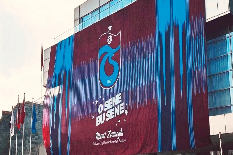 Trabzonspor&rsquo;un Adanademirspor deplasmanında kazanmasının ardından şampiyonluk sevincini yaşamak isteyen bordo